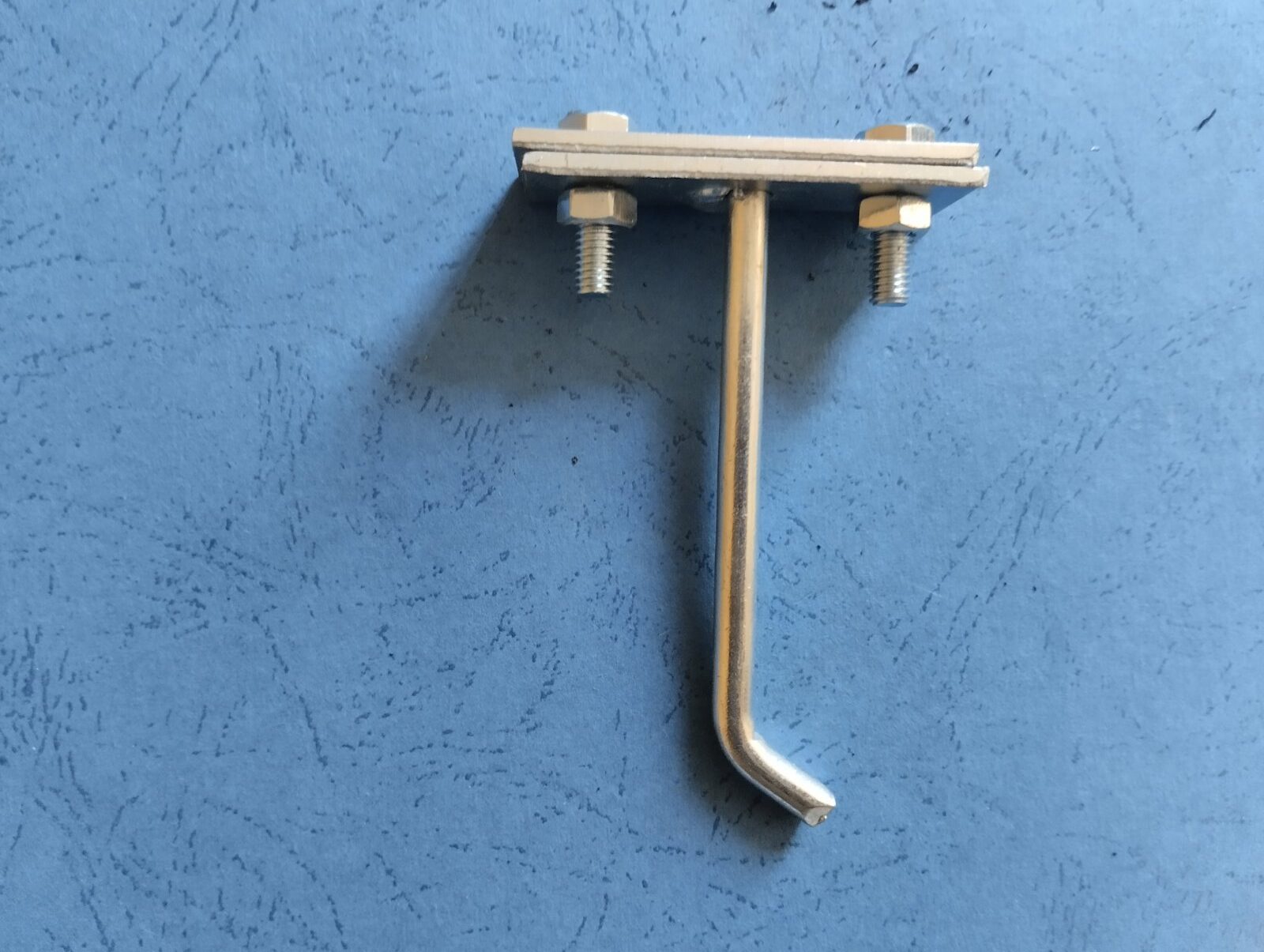 Potpore za vodove - oblik B za zid od opeke, betona i kamena