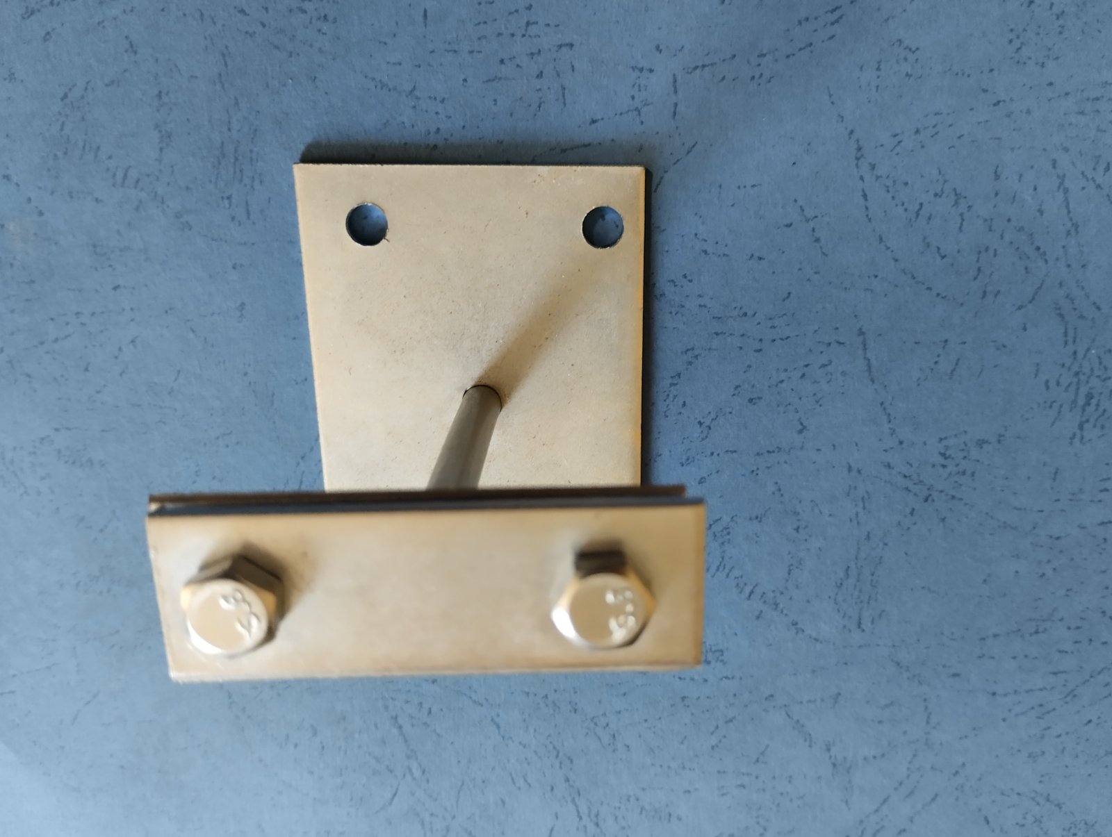 Potpore za vodove - oblik F sa pločicom za pričvršćivanje vijcima za krov od lepenke