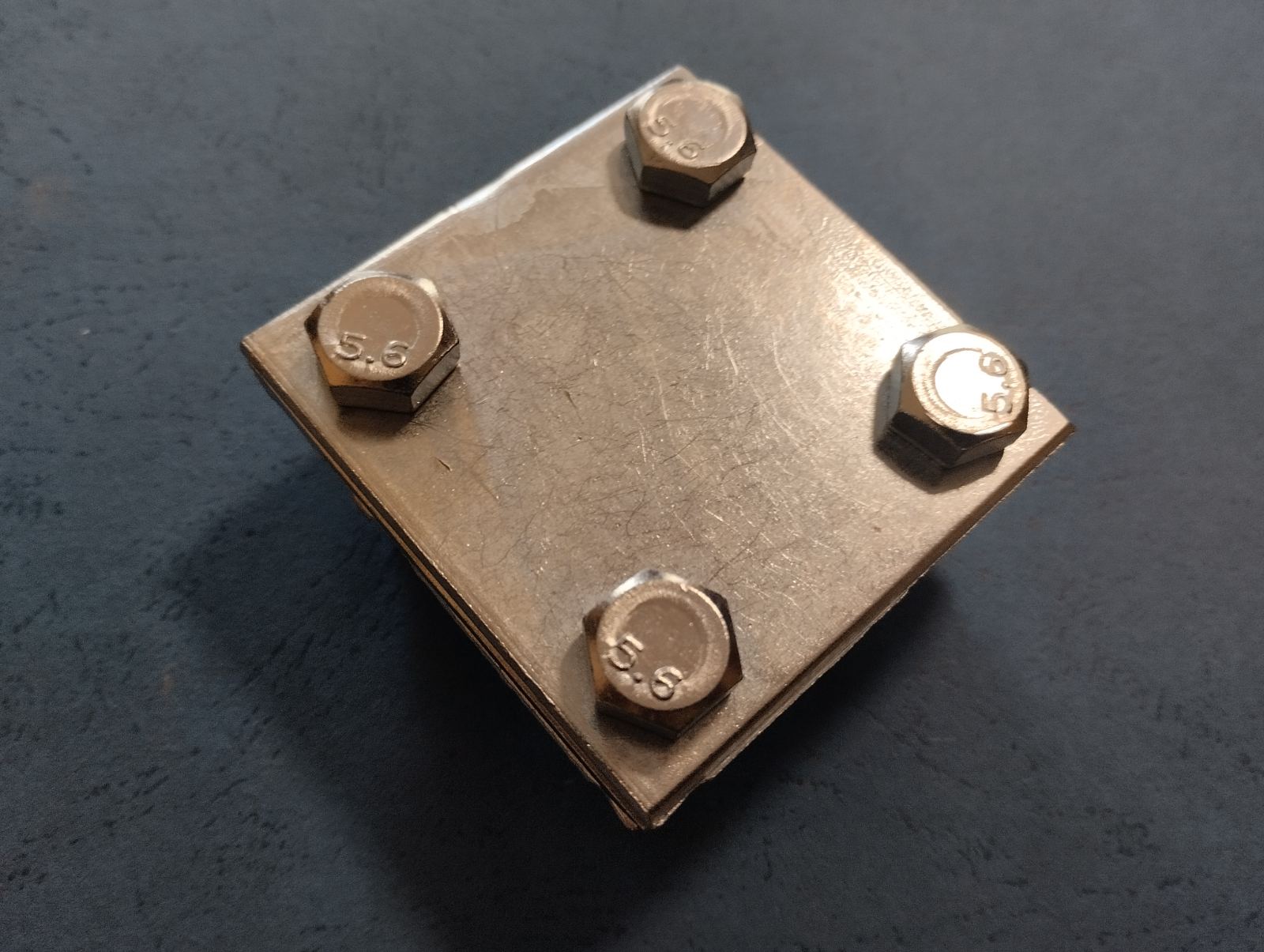 Ukrasni komad za prolazne trake